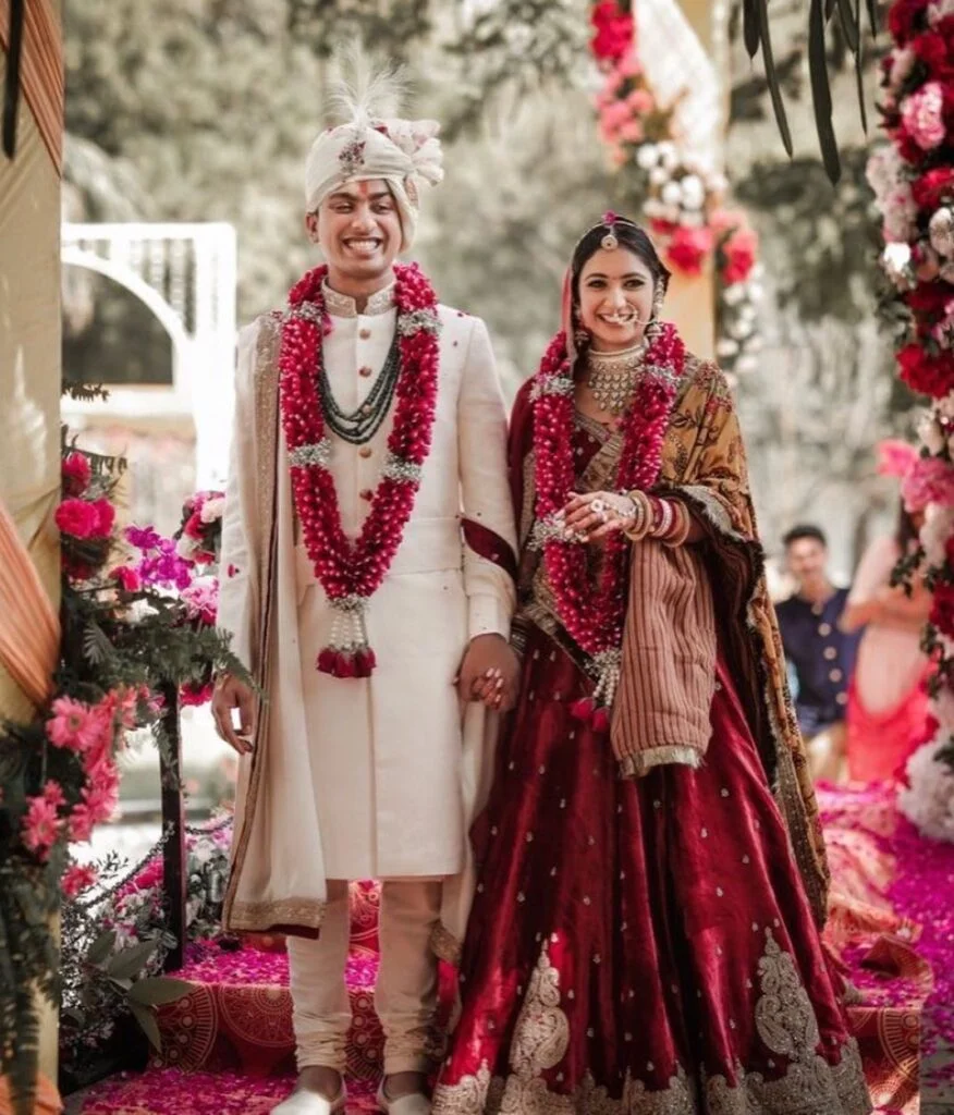 How to pick the perfect JAIMALA - Witty Vows | Bridal lehenga, Online  wedding planner, Coral and gold