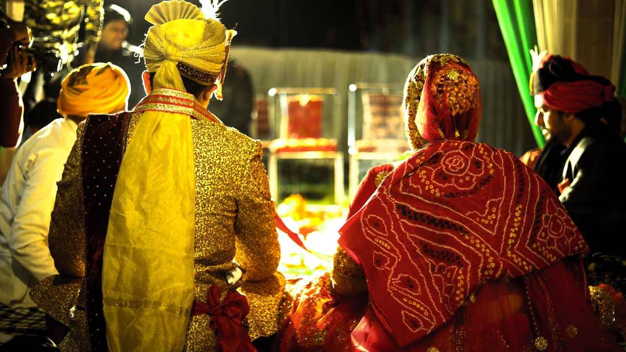 You are currently viewing शादी के बाद ससुराल में खुद को कैसे अड़जस्ट करें: नई जिंदगी में सुखद बदलाव के लिए युक्तियाँ: How to Adjust Yourself in Your In-Laws’ Home After Marriage